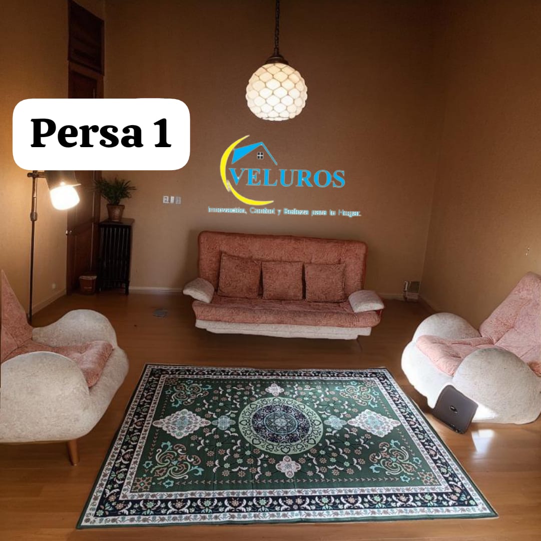 Alfombra persa con diseño tradicional en tonos verde y azul 