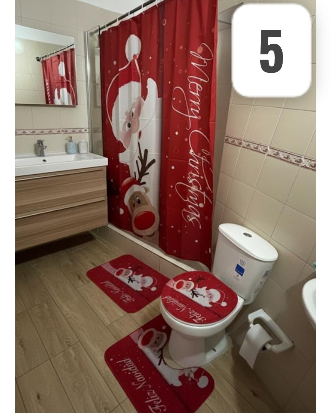 Juego de Baño Navideño de 4 piezas con 2 tapetes piso, 1 para tapa de inodoro  y 1 cortina todo con estampado de navidad